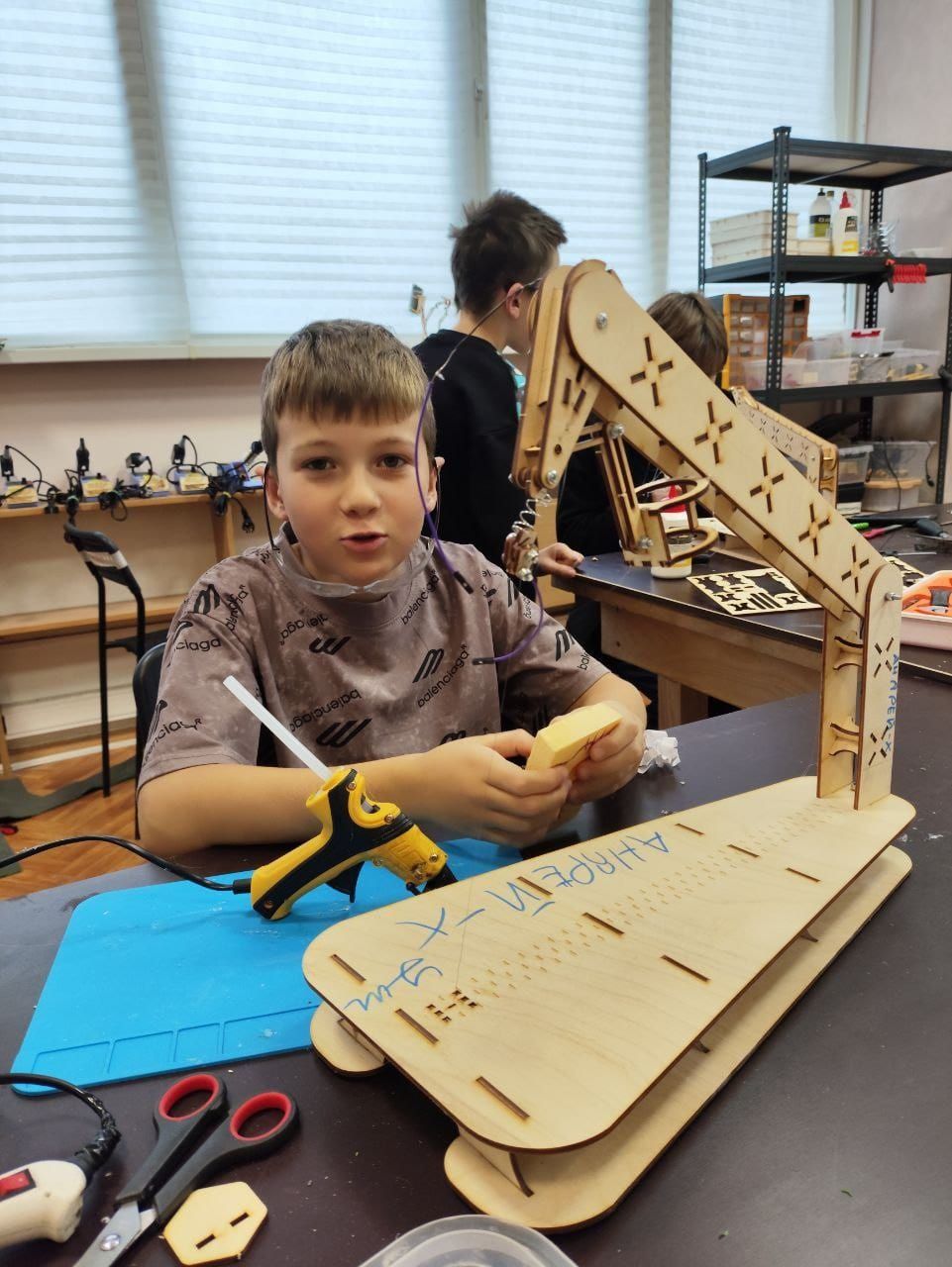 Занятие в клубе: сборка модели